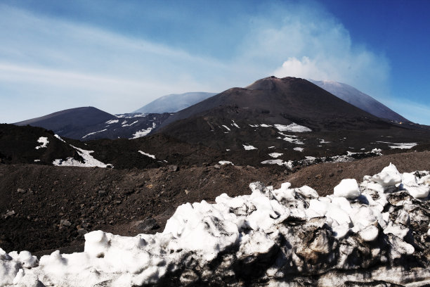意大利西西里岛上的埃特纳火山图片下载