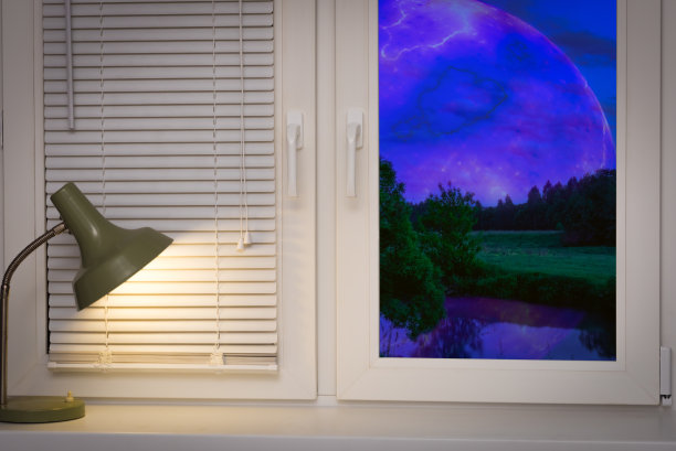 窗户上的旧台灯图片下载