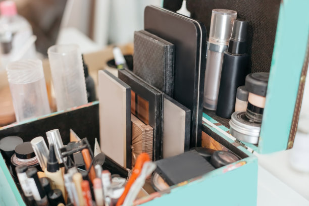 关闭了。装化妆品和个人物品的大纸板箱图片下载