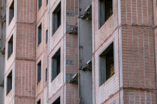 高毁坏的建筑立面，窗户，瓷砖近距离图片下载