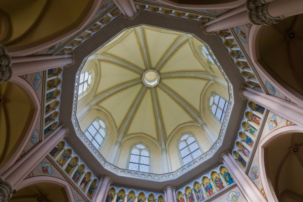 Castelpetroso Isernia,莫利塞。圣母阿多洛拉塔圣殿。圣所于1890年9月28日开始铺设第一块石头，于1975年竣工，是新哥特式建筑。图片下载