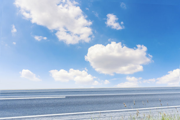 道路和蓝天在明亮的大自然中。图片下载