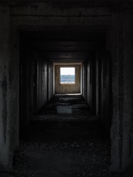 窗户外风化的废弃地板通道图片下载