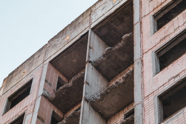 高层建筑立面与崩溃的阳台图片下载