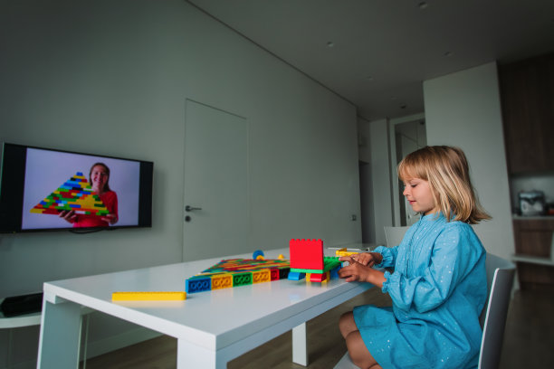 孩子在家里玩构造师在线课程。图片下载