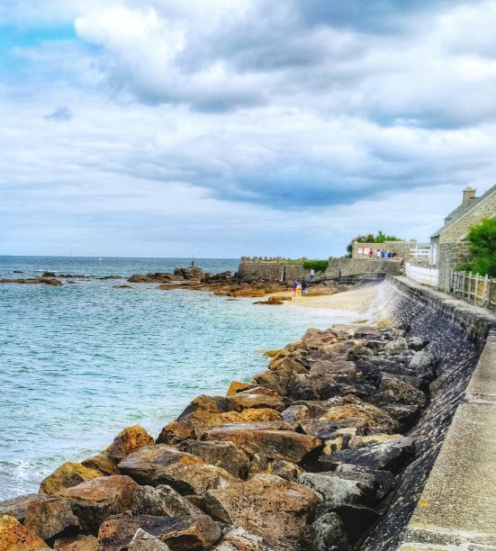 法国.Cotentin。巴富勒。俯瞰岩石和海滩，大海和海滩的小巷。图片下载