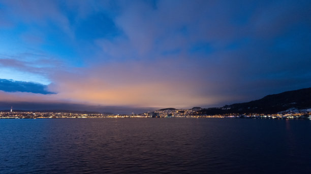 黎明时分，在游轮上从海上看到挪威城市特隆赫姆图片下载