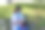 在大学里用水酒精凝胶消毒手的女孩图片下载