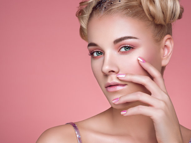 金发女孩，有着优雅闪亮的发型图片下载