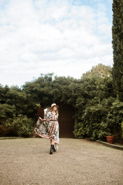 一个穿着裙子的年轻女人的肖像图片下载