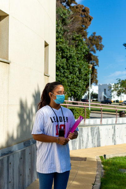 大学女生戴上眼镜和口罩，在疫情中保护自己免受冠状病毒感染图片下载