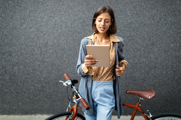 年轻的商业女性使用数字平板电脑户外城市图片下载