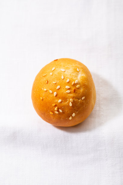 一个带芝麻的自制汉堡面包图片下载