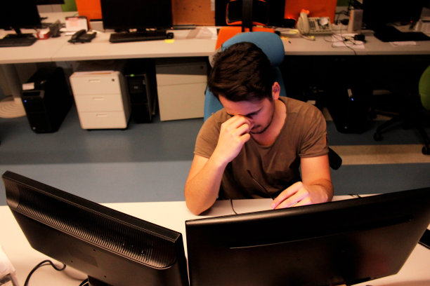 疲惫的人在办公室休息眼睛图片下载