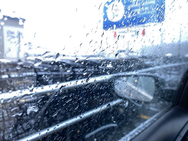 停车场的雨图片下载