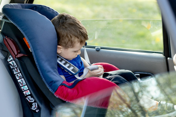 小男孩在车里系上了安全带。车辆和运输概念。图片下载