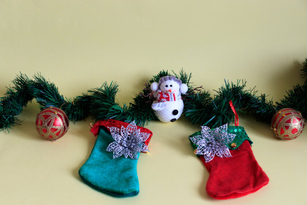 圣诞装饰品有雪人和圣诞袜图片下载