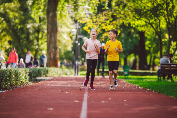 孩子们跑了。健康的运动。儿童运动，异性恋双胞胎在跑道上跑步，健身。联合训练。十多岁的弟弟和妹妹在户外跑步训练。慢跑和朋友。儿童运动员图片下载