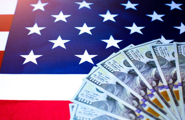 上面印着美元的美国国旗。腐败的系统。美国的政治变化。图片下载
