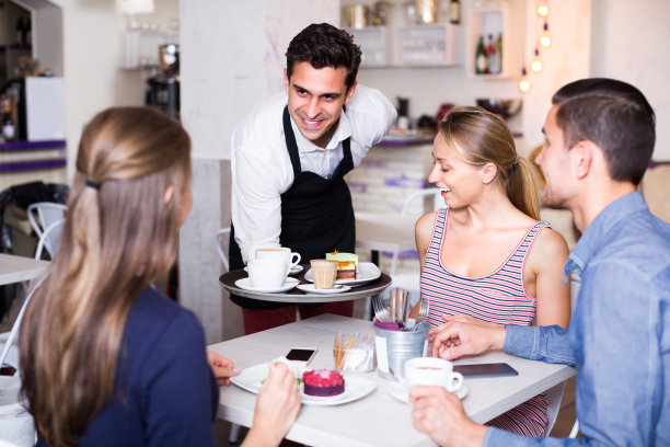 男服务员正在端饮料和甜点图片下载
