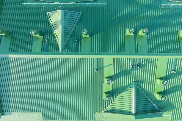 建筑的铁屋顶和通风管道照片由无人机拍摄图片下载