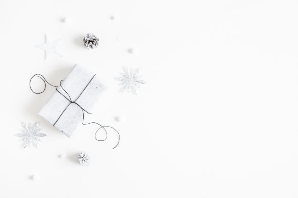 圣诞组成。礼盒，白色背景上的银色装饰。圣诞节，冬天，新年的概念。平铺，俯视图，拷贝空间图片下载