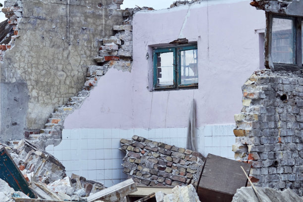 已拆除的旧房子准备被新房子取代。图片下载