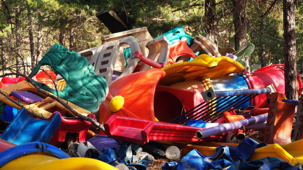 N地区，旧的和退化的儿童游乐场玩具被遗弃在森林里。垃圾场图片下载