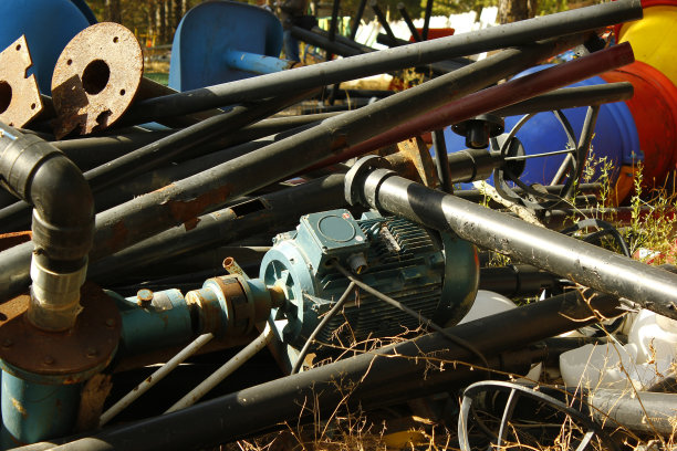 N地区，旧的和退化的儿童游乐场玩具被遗弃在森林里。垃圾场图片下载