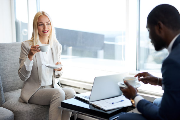 优雅的商务女士用心倾听合作伙伴图片下载