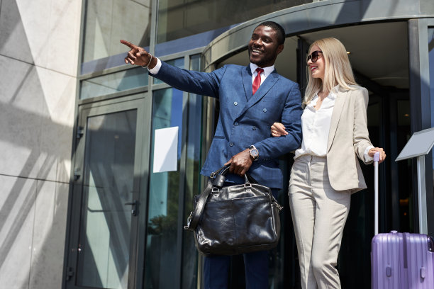 多民族夫妇离开酒店图片下载