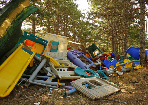N地区，旧的和退化的儿童游乐场玩具被遗弃在森林里。垃圾场图片下载