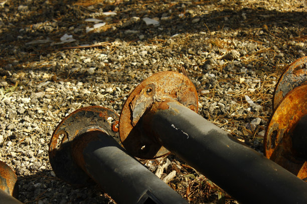 N地区，旧的和退化的儿童游乐场玩具被遗弃在森林里。垃圾场图片下载