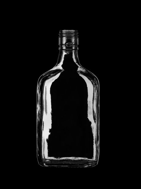 黑色背景上的空玻璃瓶图片下载