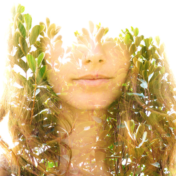 年轻女子与树叶的双重曝光肖像图片下载