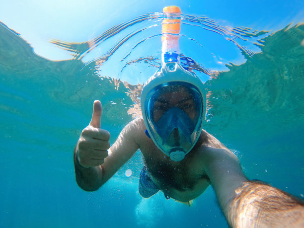 男性在水下浮潜图片下载