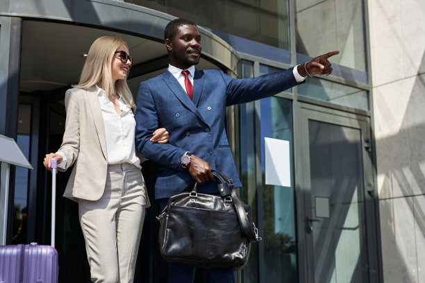 一位英俊男子在出租车上向宾馆的顾客展示图片下载