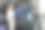 一位英俊男子在出租车上向宾馆的顾客展示图片下载