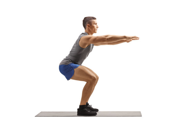 健美的年轻人在做下蹲练习图片下载