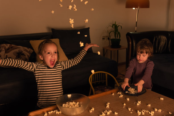 孩子们坐在客厅里吃着爆米花看电视图片下载