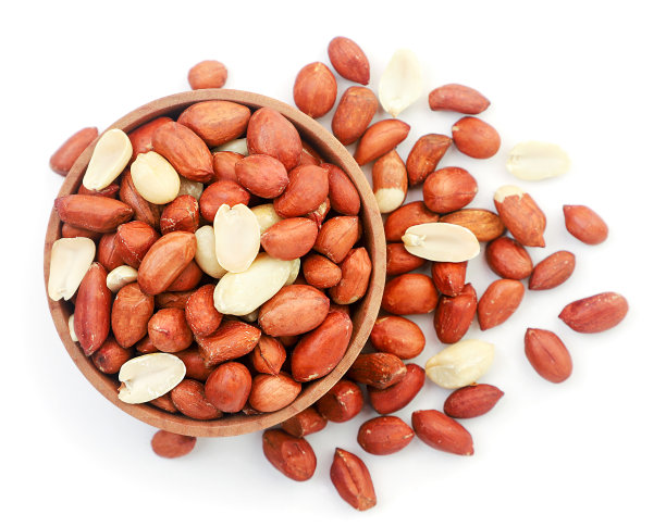 去皮的花生在一个木碗在白色的背景，孤立。从上面看图片下载