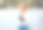 时尚的模特女孩在滑板公园在眼镜与腰袋图片下载