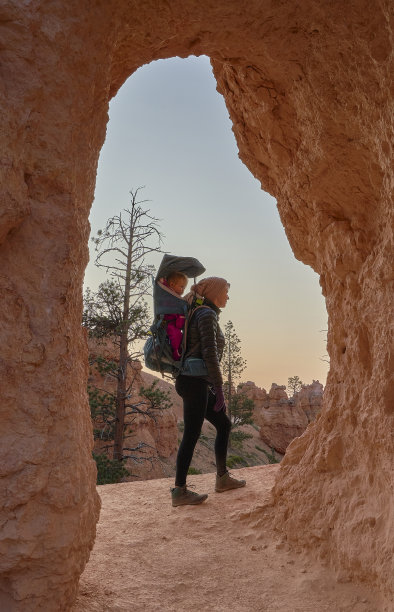 母亲和女儿徒步旅行在布莱斯峡谷国家公园的著名的深红色岩层胡豆在美国犹他州南部图片下载