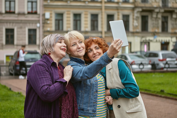 中年女性在户外用平板电脑自拍。图片下载