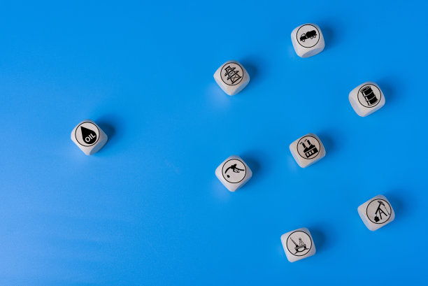 油概念与图标上的木制立方体，蓝色的背景。图片下载