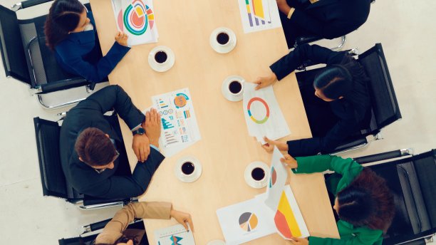 商务人士小组会议俯视图拍摄图片下载