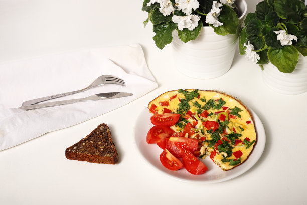 煎蛋卷配楔形面包和刀叉图片下载