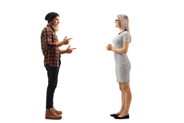 一个长胡子的年轻人站在那里和一个金发女郎说话图片下载