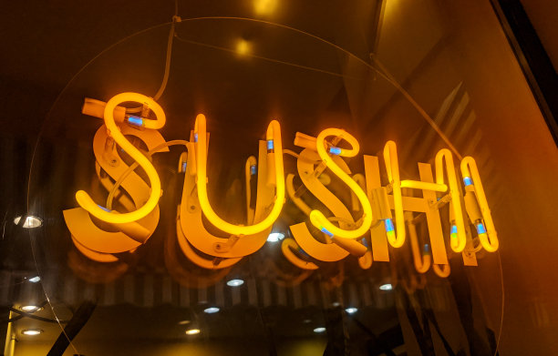 寿司黄色霓虹灯招牌图片下载