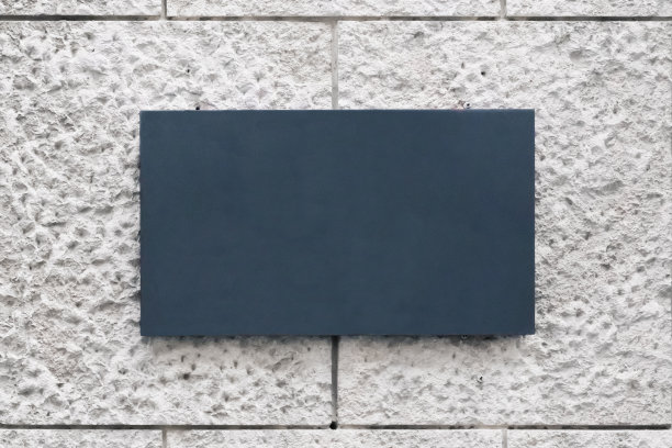 空白店面标牌设计模型。清楚店铺模板。街挂挂在墙上。标志展示的招牌。图片下载